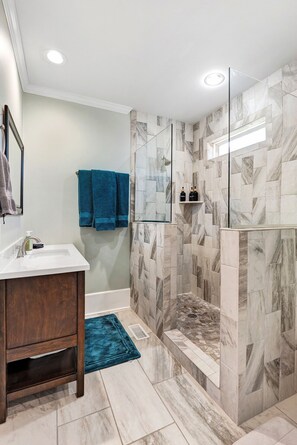 Hair dryer, towels - Charming Historic Home in Downtown Carthage – Walk to Coffee, Breweries & More! (Carthage)