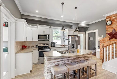 Charming Historic Home in Downtown Carthage – Walk to Coffee, Breweries & More!