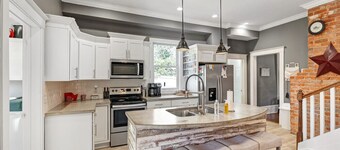 Charming Historic Home in Downtown Carthage – Walk to Coffee, Breweries & More!