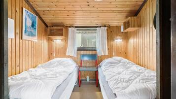 3 dormitorios, tabla de planchar con plancha, cuna de viaje