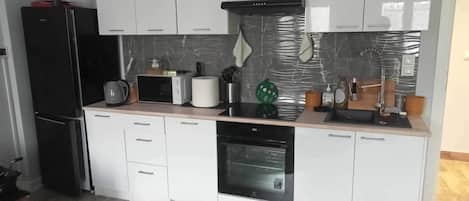 KĂŒhlschrank, Mikrowelle, Ofen, Herdplatte
