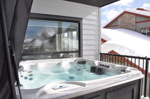 Outdoor spa tub - Brand New Executive Townhome with Private Hot Tub in Happy Valley - The Lookout (Beaverdell)