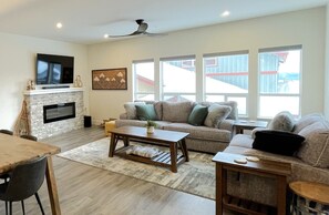 Smart TV, chimenea y videojuegos