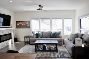 Smart TV, fireplace, video games - Brand New Executive Townhome with Private Hot Tub in Happy Valley - The Lookout (Beaverdell)