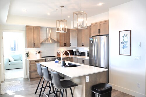 Modern Executive Townhome with Private Hot Tub in Happy Valley - The Lookout