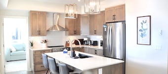 Modern Executive Townhome with Private Hot Tub in Happy Valley - The Lookout