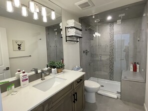 Een douche, een haardroger, handdoeken, zeep