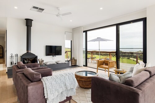 Luxe off-grid beach house with panoramic views of Middle River & Snelling Beach 