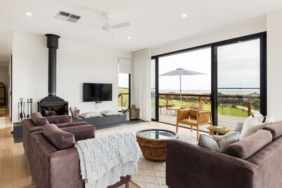 Luxe off-grid beach house with panoramic views of Middle River & Snelling Beach 