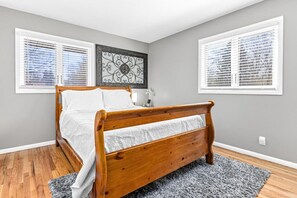4 bedrooms, desk, iron/ironing board, travel cot - Minnesota Designer Stay: Mall of America, ValleyFair, & Minnesota Zoo (Apple Valley)