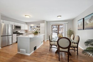 Fridge, microwave, oven, stovetop - Minnesota Designer Stay: Mall of America, ValleyFair, & Minnesota Zoo (Apple Valley)
