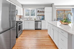 Fridge, microwave, oven, stovetop - Minnesota Designer Stay: Mall of America, ValleyFair, & Minnesota Zoo (Apple Valley)