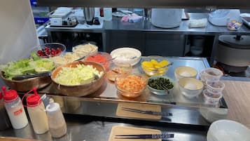 朝食 (ビュッフェ)、毎日提供 (1 名様 600 JPY)