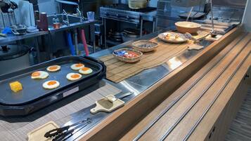 Daily buffet breakfast (JPY 600 per person)