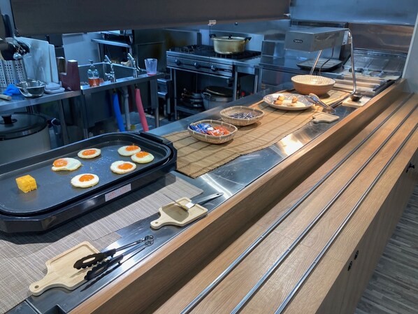 Desayuno buffet diario (JPY 600 por persona)