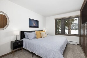 3 bedrooms, desk, iron/ironing board, free WiFi - Meadow View on Golf Course (Big Sky)