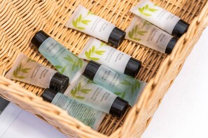 Toalhas de banho, sabonete, shampoo, papel higiênico