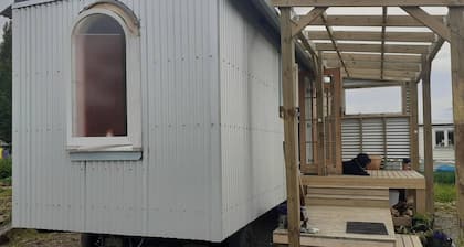 Couple's Hideaway: Character Shepherd's Hut. Pet friendly.
