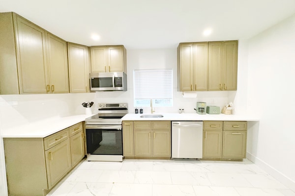 Frigorífico, microondas, horno y placa de cocina