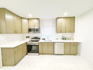 Jääkaappi, mikroaaltouuni, uuni, liesi