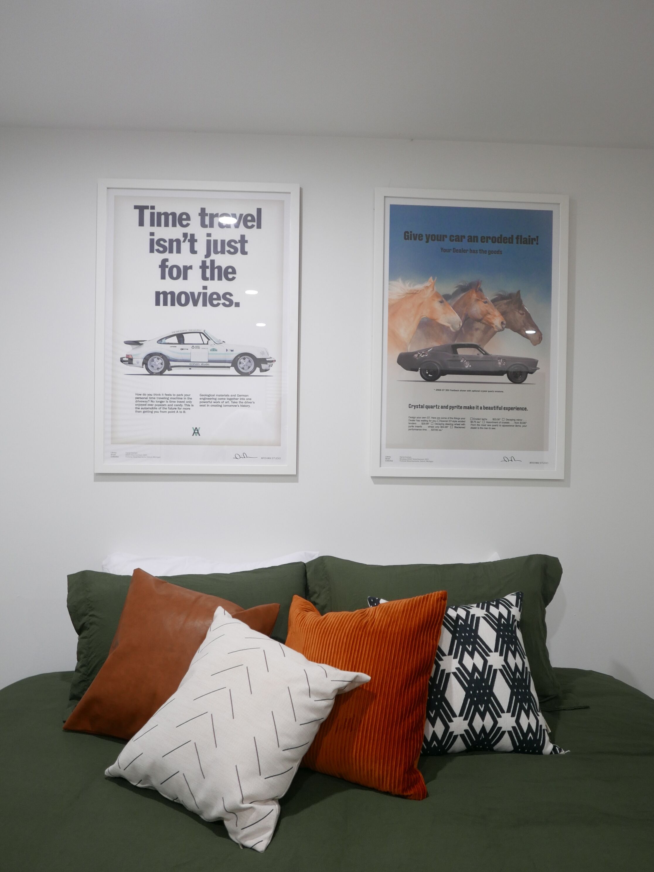 Un lit avec une literie verte et quatre coussins décoratifs.