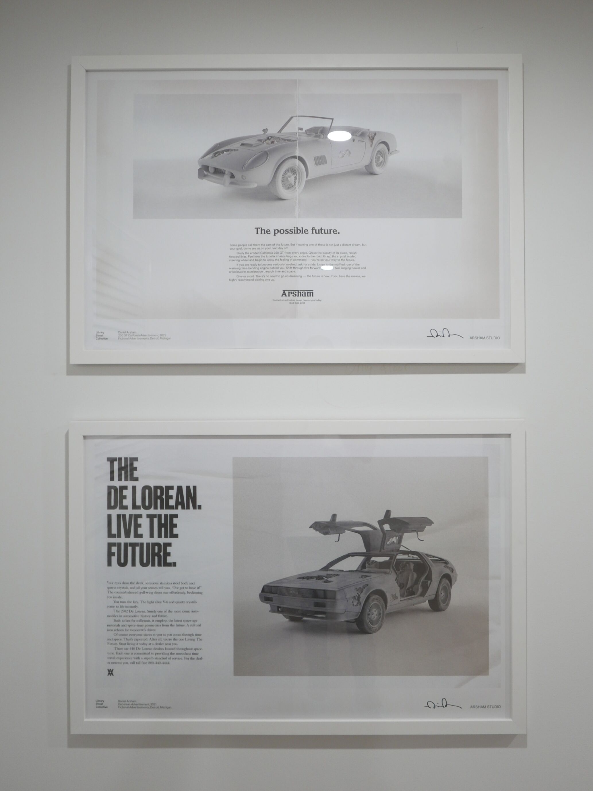 Deux publicités encadrées pour les voitures De Lorean, chacune comprenant une illustration de voiture et un texte descriptif.