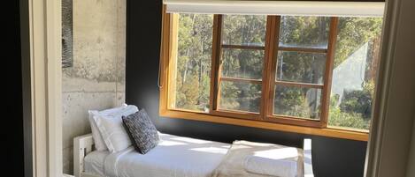 5 bedrooms, iron/ironing board, bed sheets