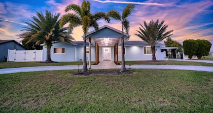 Relaxing Retreat Apollo Beach l Waterfront I Pool l Spa l Dock I Firepit