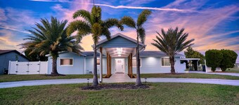 Relaxing Retreat Apollo Beach l Waterfront I Pool l Spa l Dock I Firepit