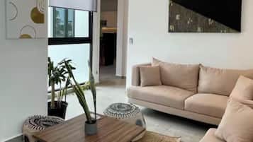 Comfort appartement, 2 slaapkamers | Woonruimte | Een flatscreentelevisie