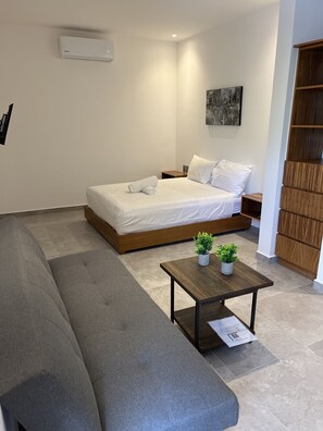 Studiosuite – comfort, 1 queensize-seng | Lydisolert, wi-fi (inkludert) og sengetøy