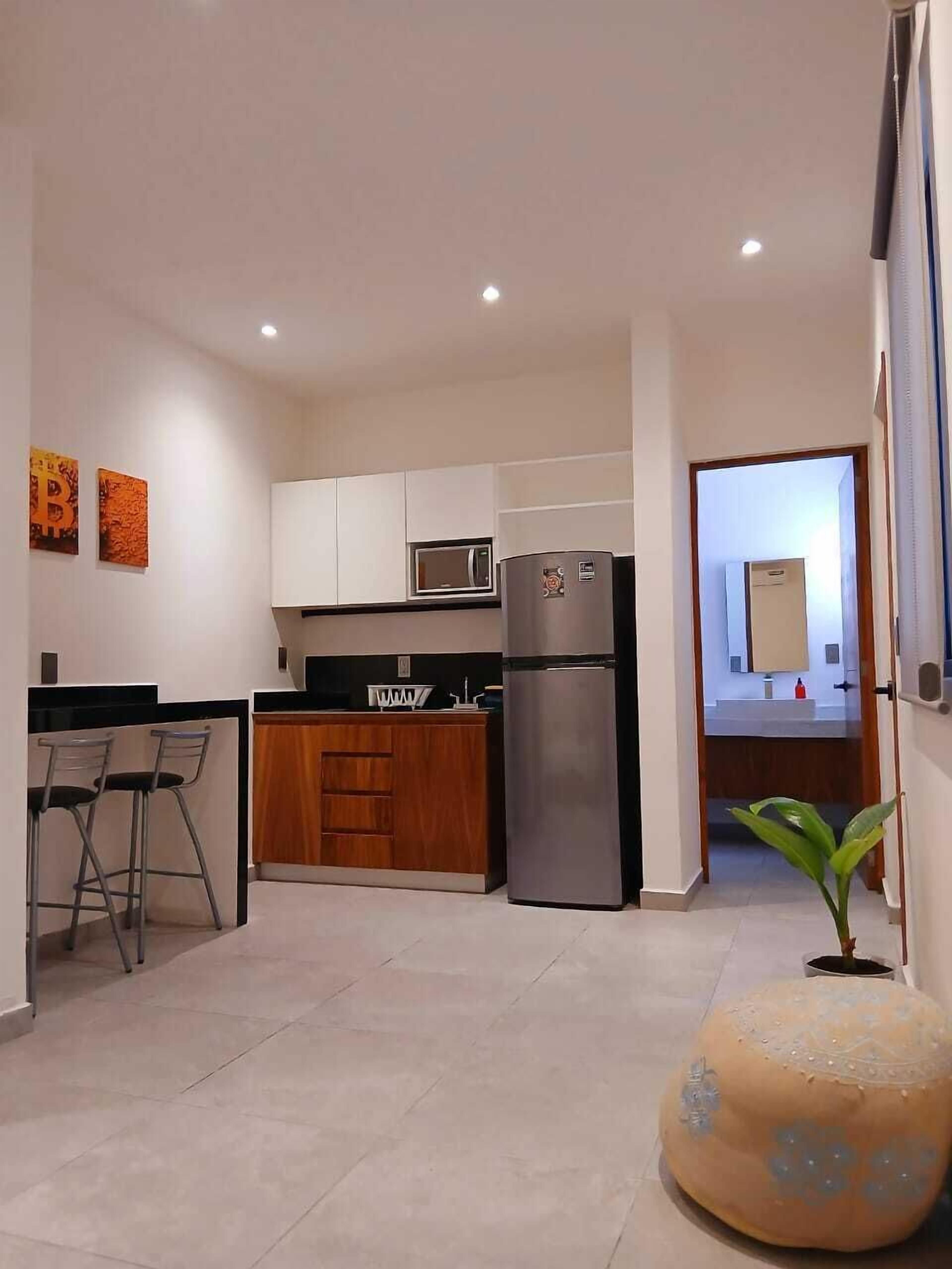 Comfort Studio Suite, 1 Queen Bed | Private kitchen | Fridge, microwave, electric kettle, cookware/dishes/utensils