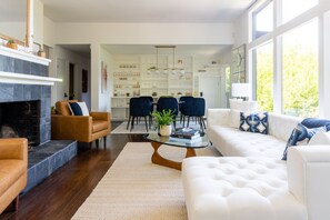 Smart-TV, bøker, stereoanlegg og printere