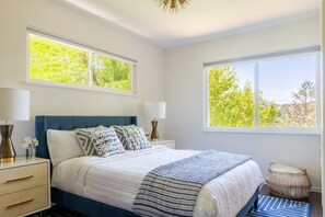 3 soverom, skrivebord, strykejern/-brett og reiseseng for barn