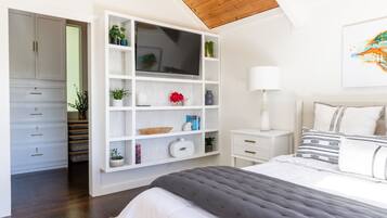 3 bedrooms, desk, iron/ironing board, travel cot