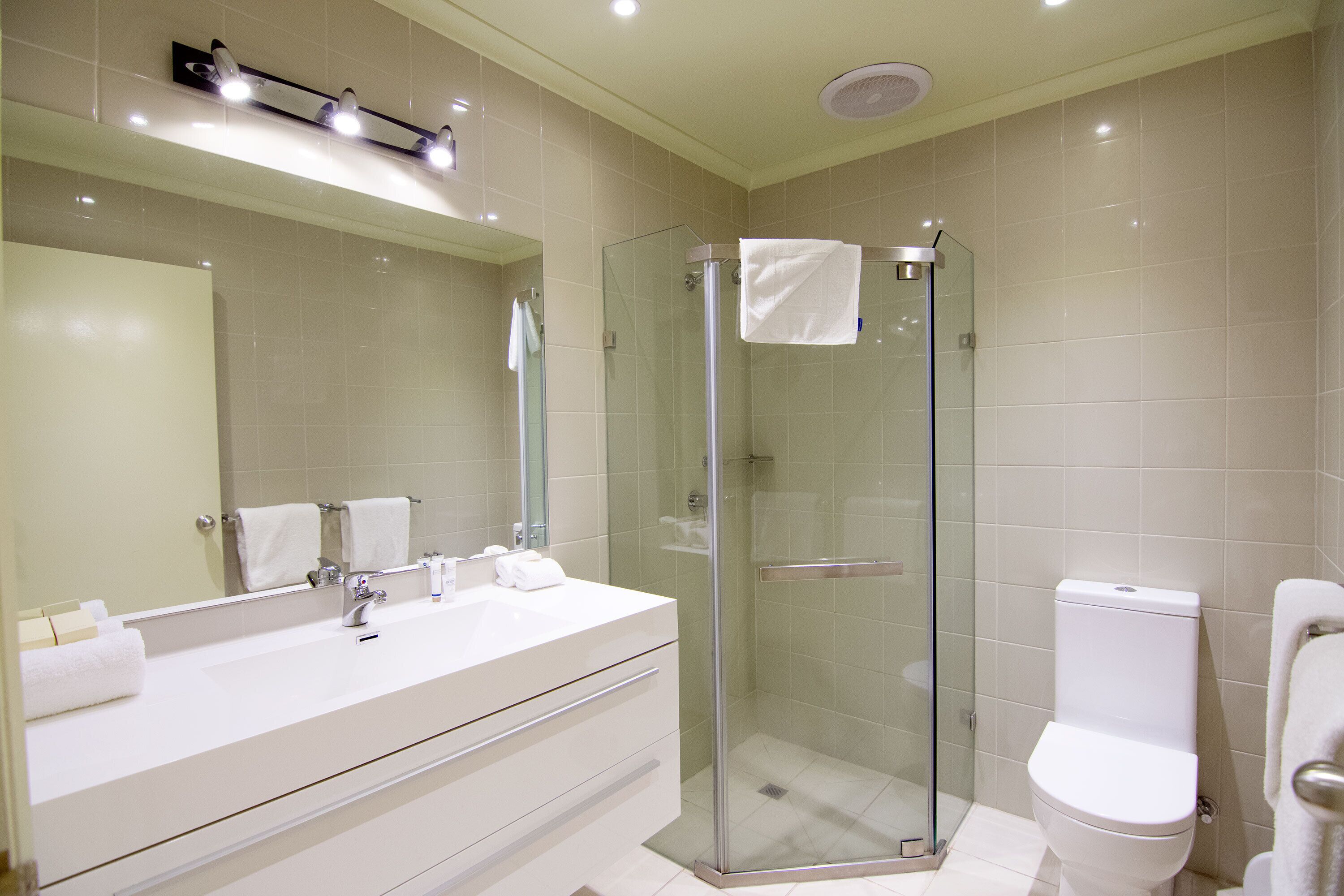 3 Bedroom Apartment | Bathroom shower