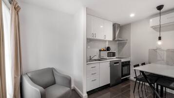 Microwave, dishwasher, electric kettle, toaster