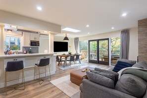 Smart TV, computer monitors - Family-friendly Modern Cozy Downtown Mill Valley Unit in San Francisco Bay Area (Mill Valley)