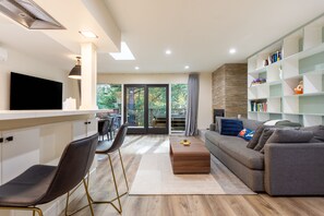 Smart TV, computer monitors - Family-friendly Modern Cozy Downtown Mill Valley Unit in San Francisco Bay Area (Mill Valley)