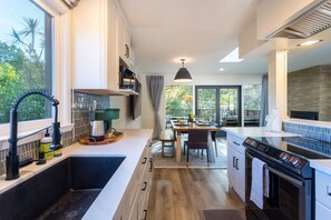 Fridge, microwave, oven, stovetop - Family-friendly Modern Cozy Downtown Mill Valley Unit in San Francisco Bay Area (Mill Valley)