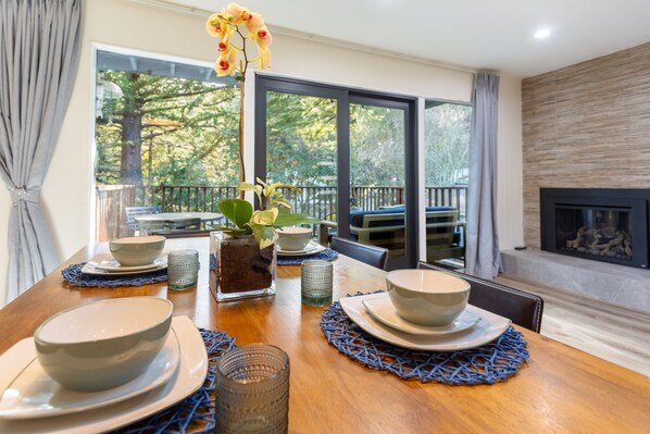 Dining - Family-friendly Modern Cozy Downtown Mill Valley Unit in San Francisco Bay Area (Mill Valley)