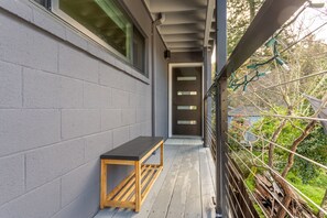 Terrace/patio - Family-friendly Modern Cozy Downtown Mill Valley Unit in San Francisco Bay Area (Mill Valley)