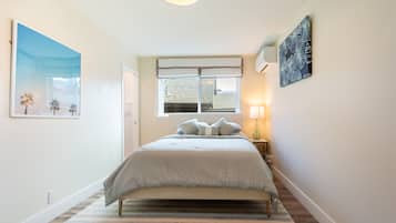 2 habitaciones, escritorio y tabla de planchar con plancha