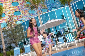 Outdoor pool, open 9:00 AM to 10:00 PM, pool umbrellas, sun loungers - Universal's Stella Nova Resort (Orlando)