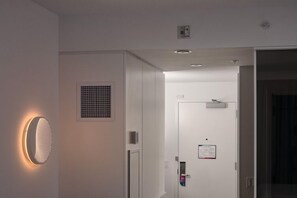 Hearing Accessible Standard Room (Includes Early Park Admission*) | In-room safe, iron/ironing board, free WiFi, bed sheets