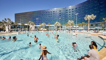 Utomhuspool, öppet 09.00 till 22.00, parasoller och solstolar