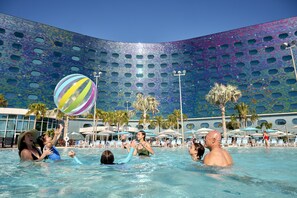 Utomhuspool, öppet 09.00 till 22.00, parasoller och solstolar