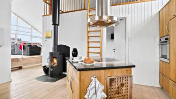 Køleskab, kogeplade, opvaskemaskine, kaffe-/temaskine