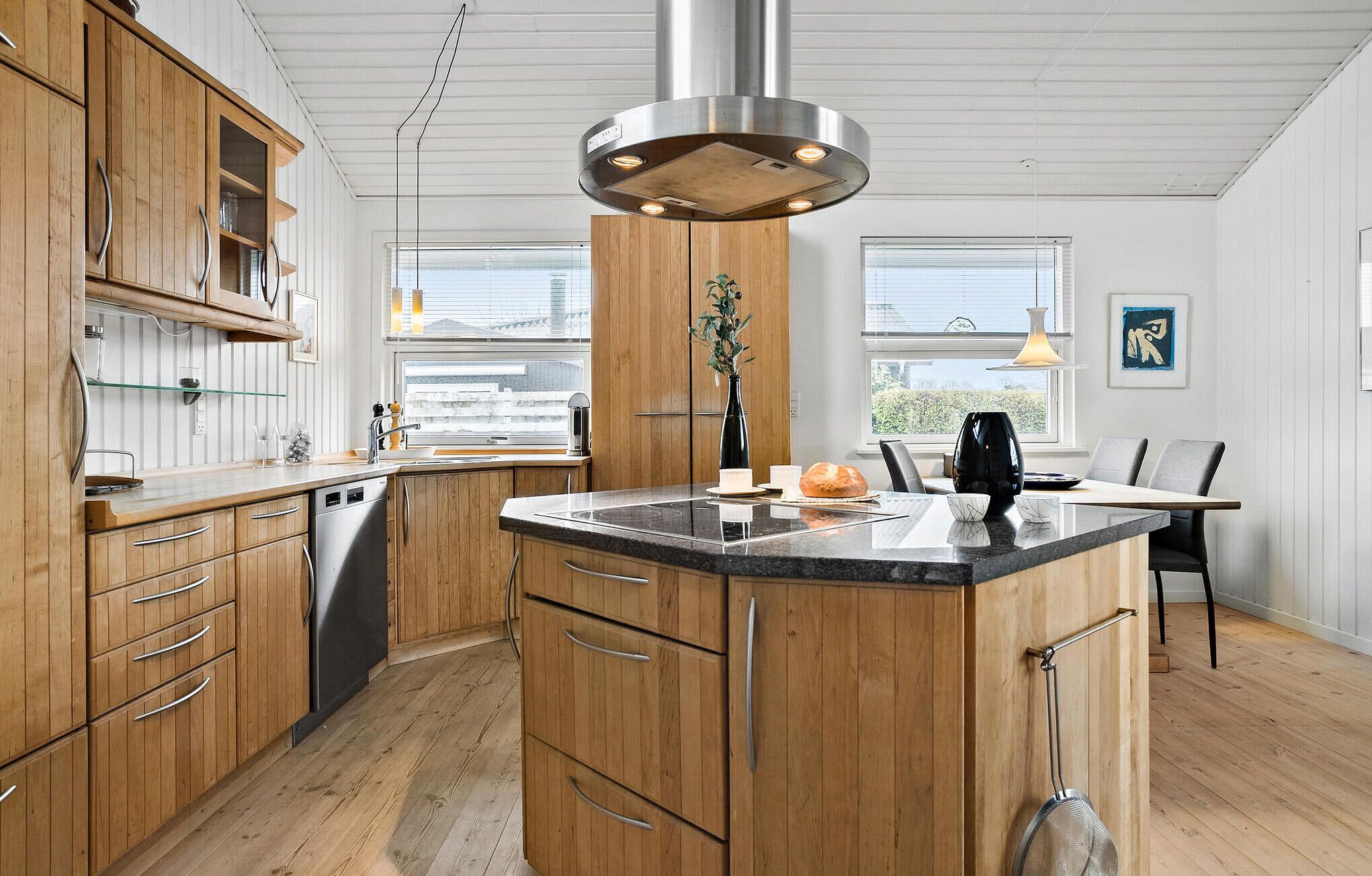 Kjøleskap, kokeplater, oppvaskmaskin og kaffetrakter/tekoker