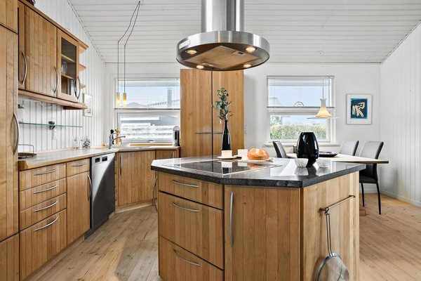 Kjøleskap, kokeplater, oppvaskmaskin og kaffetrakter/tekoker